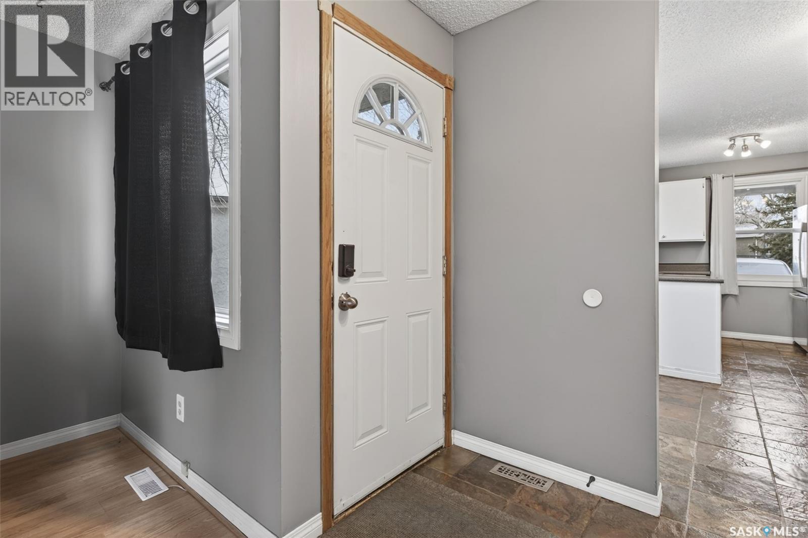 819 Gibson Court N, Regina, Saskatchewan  S4X 1Y8 - Photo 5 - SK024882