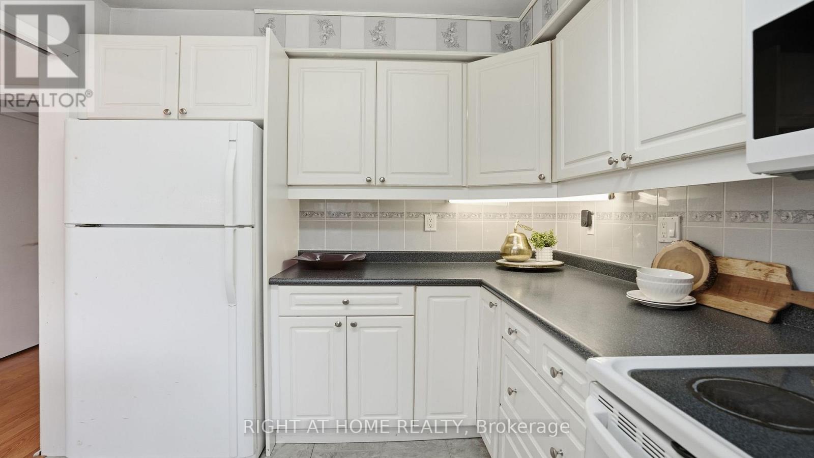 408 Camelot Court, Oshawa, Ontario  L1G 6P7 - Photo 9 - E12587876