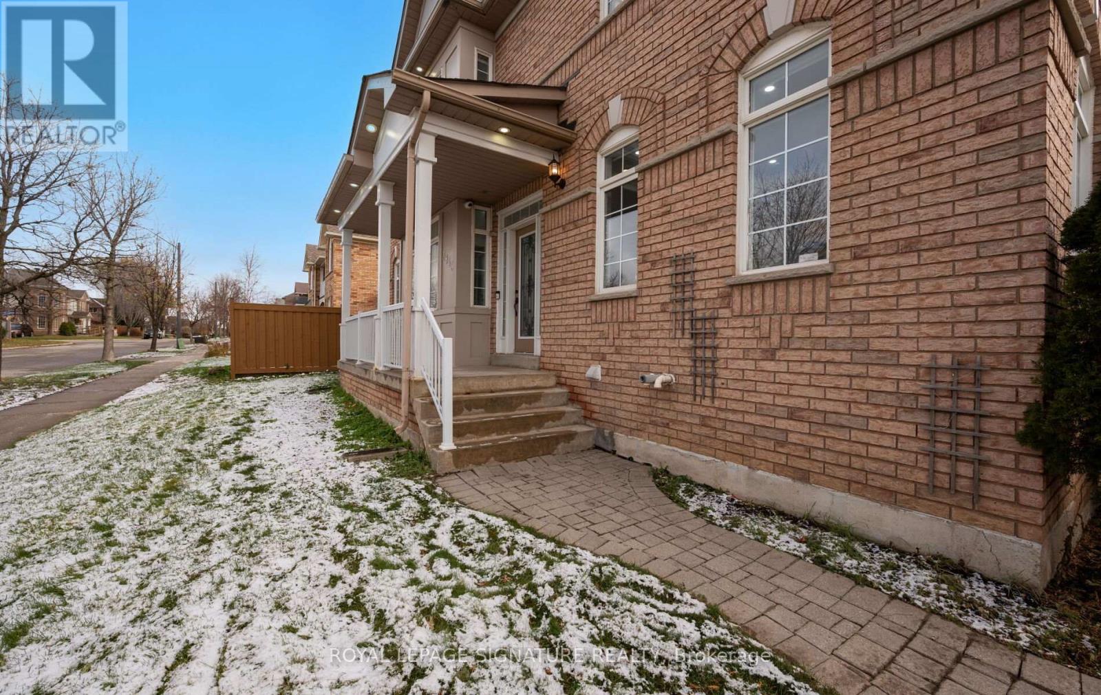 3849 Talias Crescent, Mississauga, Ontario  L5M 6L6 - Photo 4 - W12587892