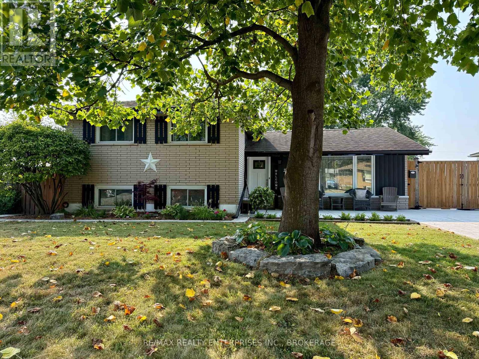 20 Karen Crescent, Grimsby, Ontario L3M 2E4 - Photo 1 - X12587942