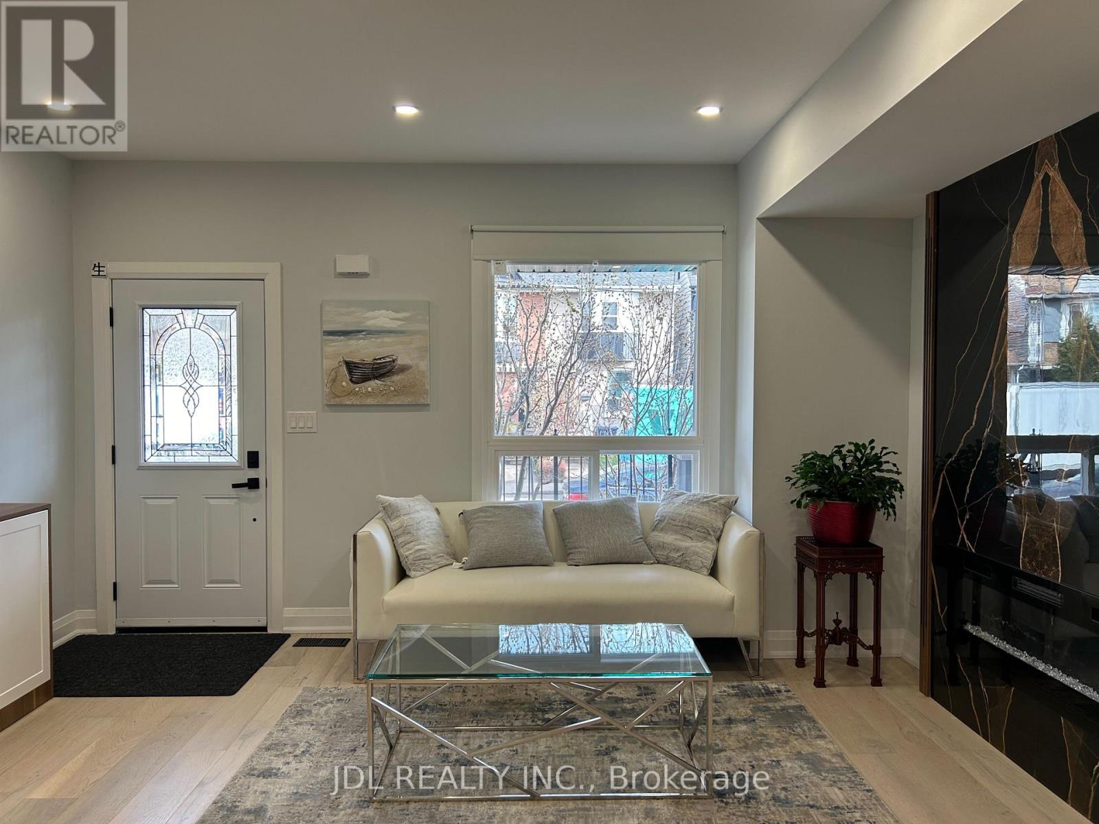 18 Connaught Ave Avenue, Toronto, Ontario  M4L 2V9 - Photo 8 - E12587928