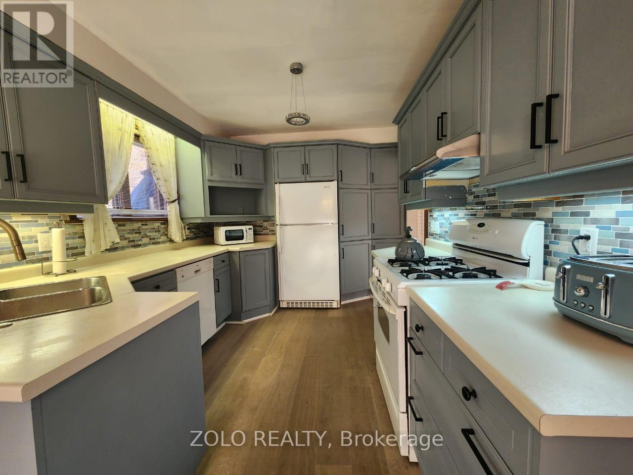 Main Floor - 5 Cabot Court, Aurora, Ontario  L4G 2Y9 - Photo 2 - N12587932