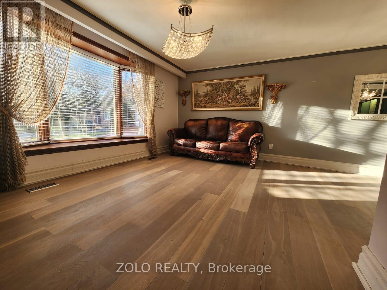 Main Floor - 5 Cabot Court, Aurora, Ontario  L4G 2Y9 - Photo 7 - N12587932