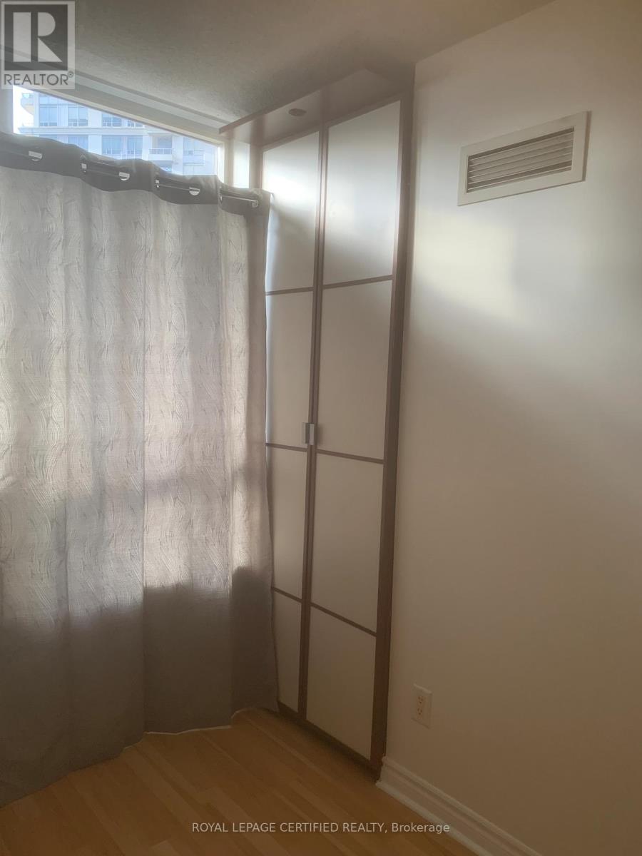 2104 - 3880 Duke Of York Boulevard, Mississauga, Ontario  L5B 4M7 - Photo 15 - W12587952