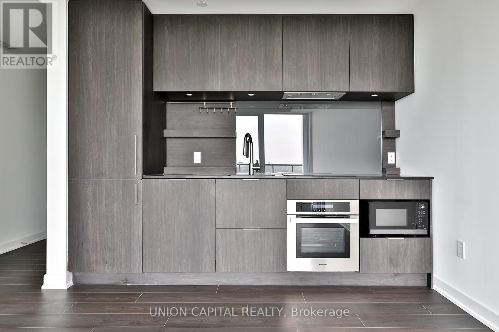 1002 - 28 Ann Street, Mississauga, Ontario  L5G 3G1 - Photo 5 - W12587998