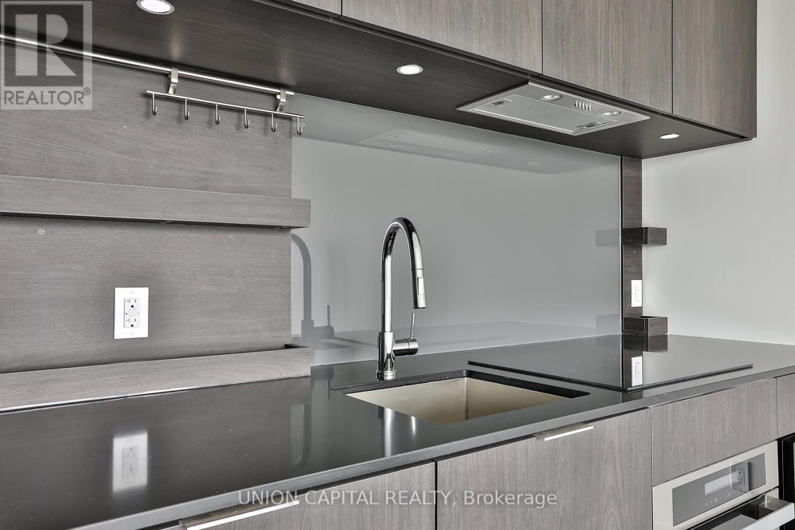 1002 - 28 Ann Street, Mississauga, Ontario  L5G 3G1 - Photo 6 - W12587998