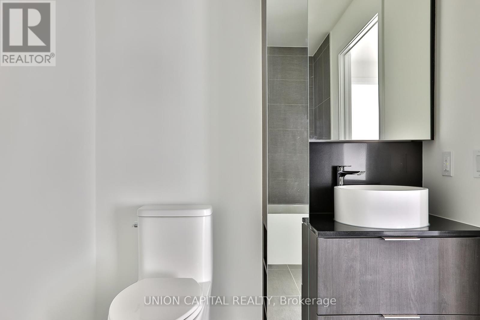 1002 - 28 Ann Street, Mississauga, Ontario  L5G 3G1 - Photo 9 - W12587998