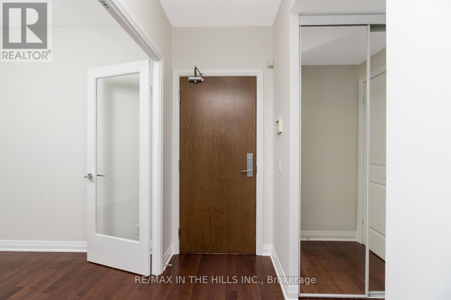 310 - 1055 Southdown Road, Mississauga, Ontario  L5J 0A3 - Photo 3 - W12588008