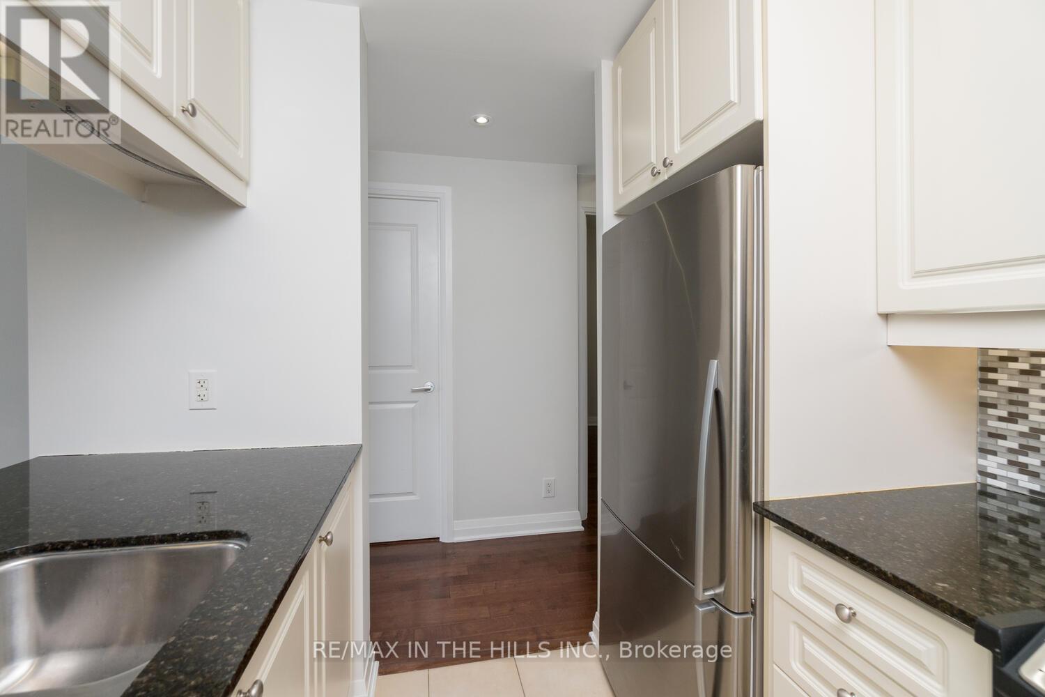 310 - 1055 Southdown Road, Mississauga, Ontario  L5J 0A3 - Photo 5 - W12588008