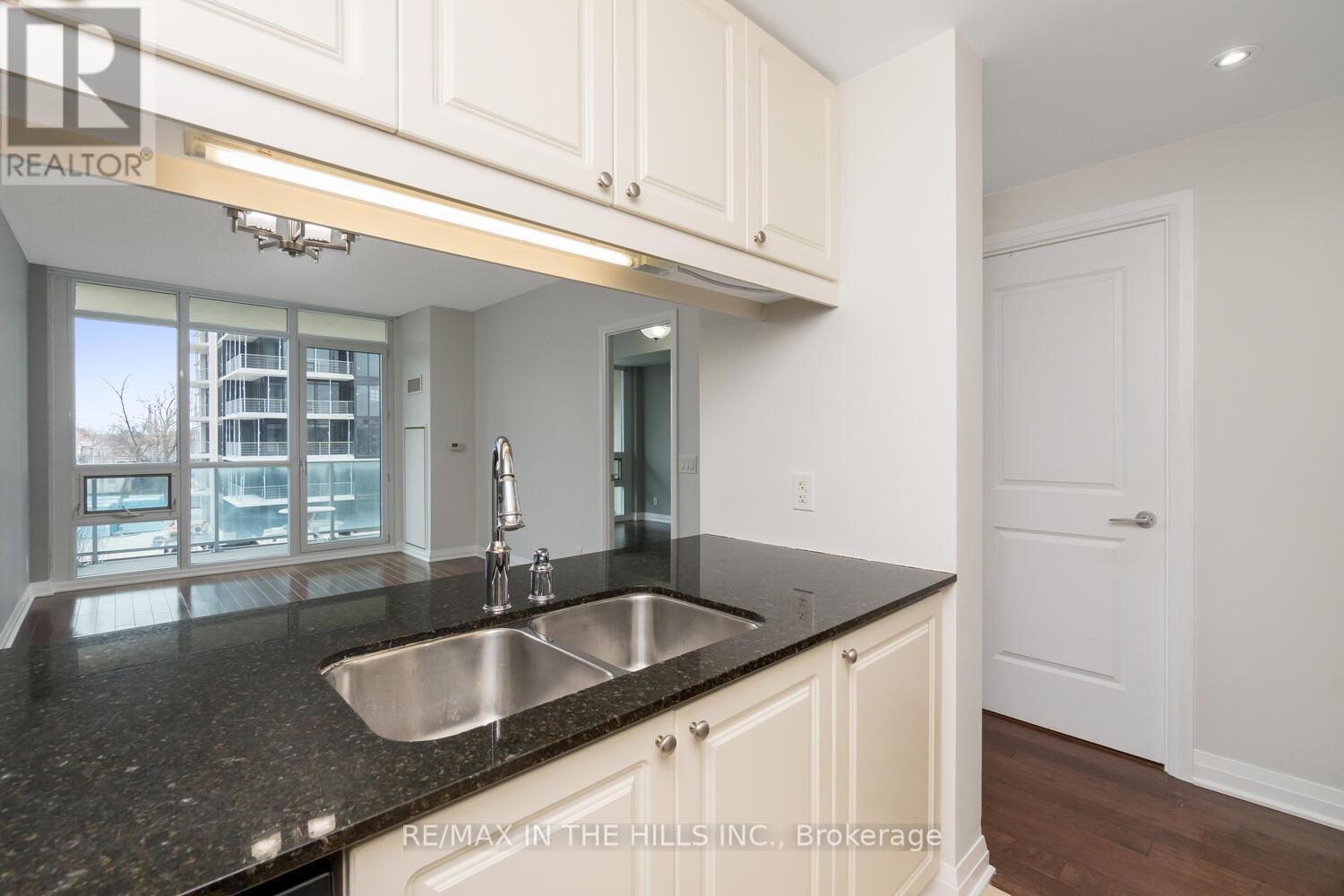 310 - 1055 Southdown Road, Mississauga, Ontario  L5J 0A3 - Photo 6 - W12588008