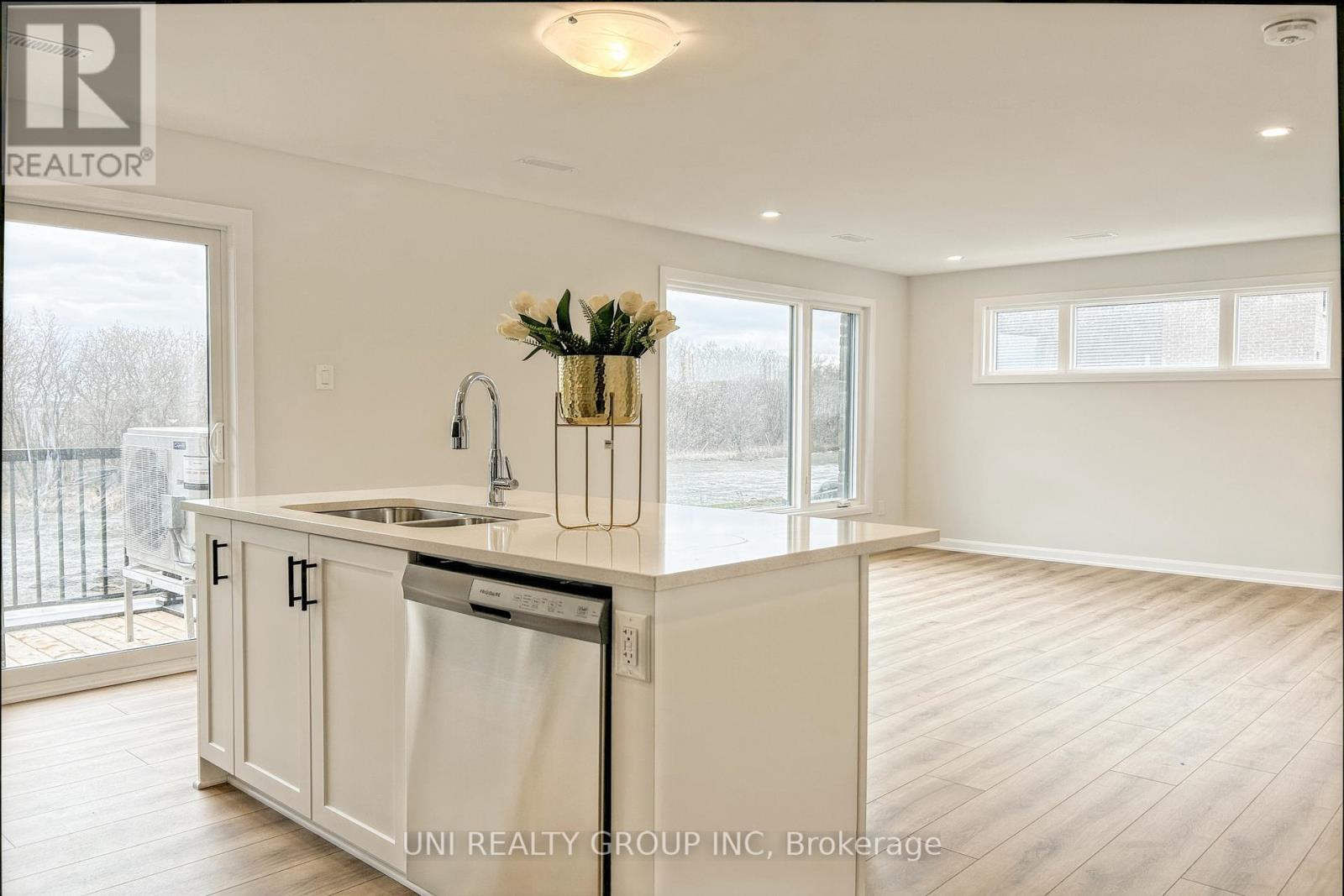 835 Arcadian Private, Ottawa, Ontario K2T 0R8 - Photo 6 - X12588060