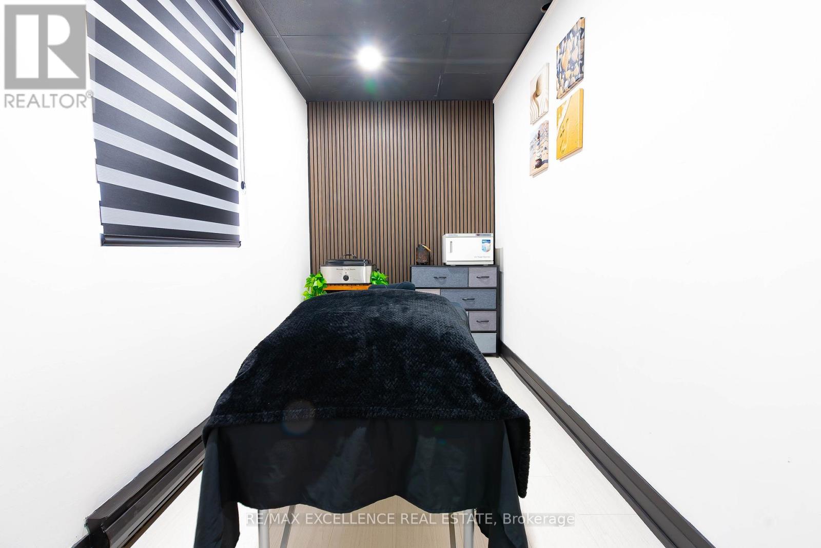 102 - 151 Randall Street, Oakville, Ontario L6J 1P5 - Photo 10 - W12588034