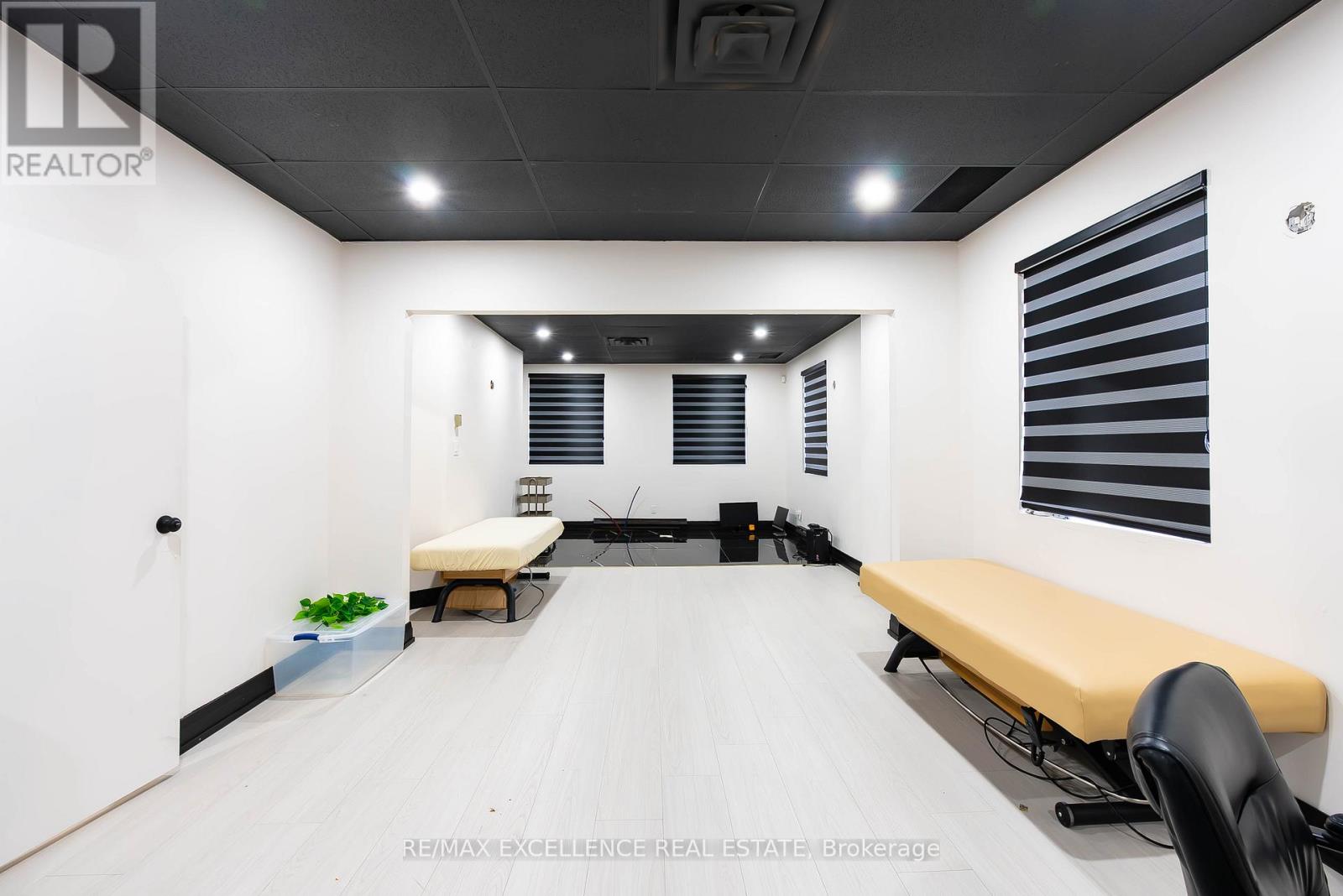 102 - 151 Randall Street, Oakville, Ontario L6J 1P5 - Photo 11 - W12588034