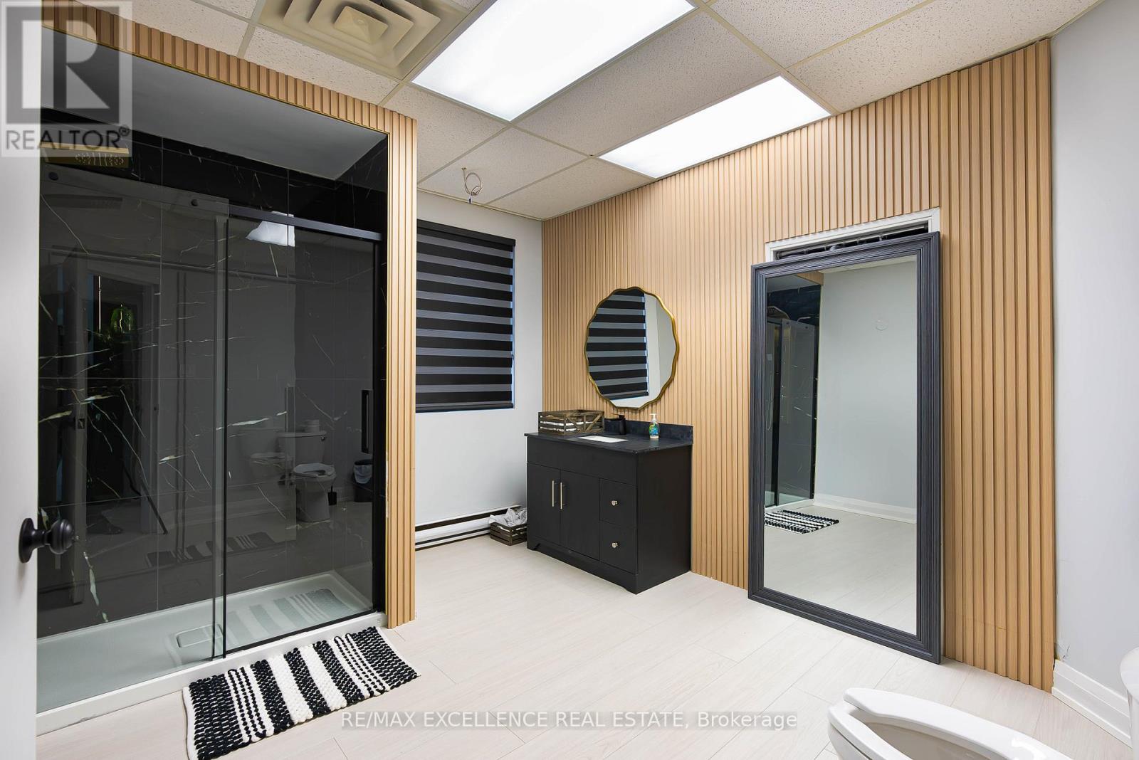 102 - 151 Randall Street, Oakville, Ontario L6J 1P5 - Photo 17 - W12588034