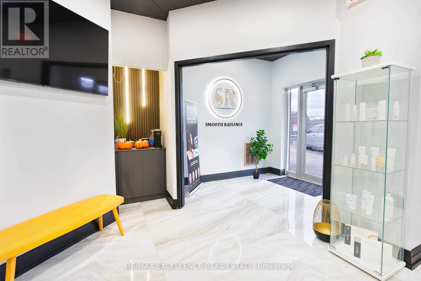 102 - 151 Randall Street, Oakville, Ontario L6J 1P5 - Photo 4 - W12588034