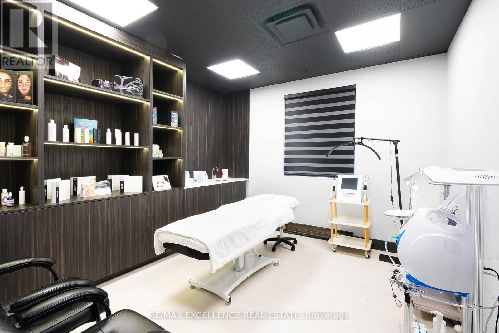 102 - 151 Randall Street, Oakville, Ontario L6J 1P5 - Photo 9 - W12588034