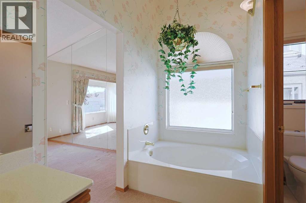 15 Hampshire Close Nw, Calgary, Alberta  T3A 4X9 - Photo 19 - A2252395