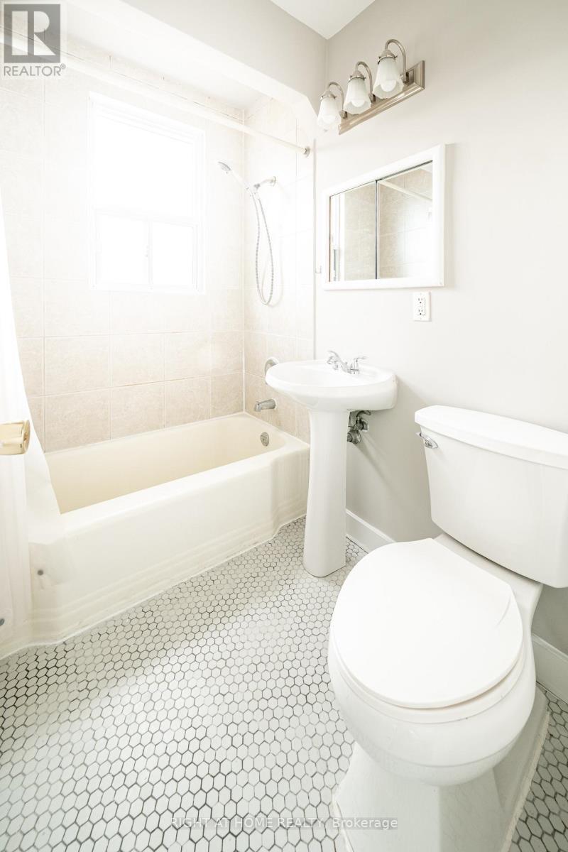 9 - 352 Lakeshore Road W, Mississauga, Ontario  L5H 1H3 - Photo 10 - W12588080