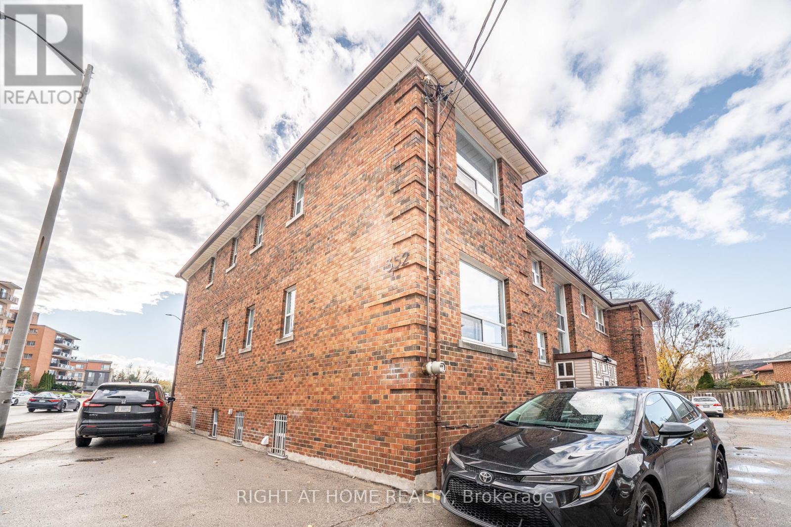 9 - 352 Lakeshore Road W, Mississauga, Ontario  L5H 1H3 - Photo 11 - W12588080