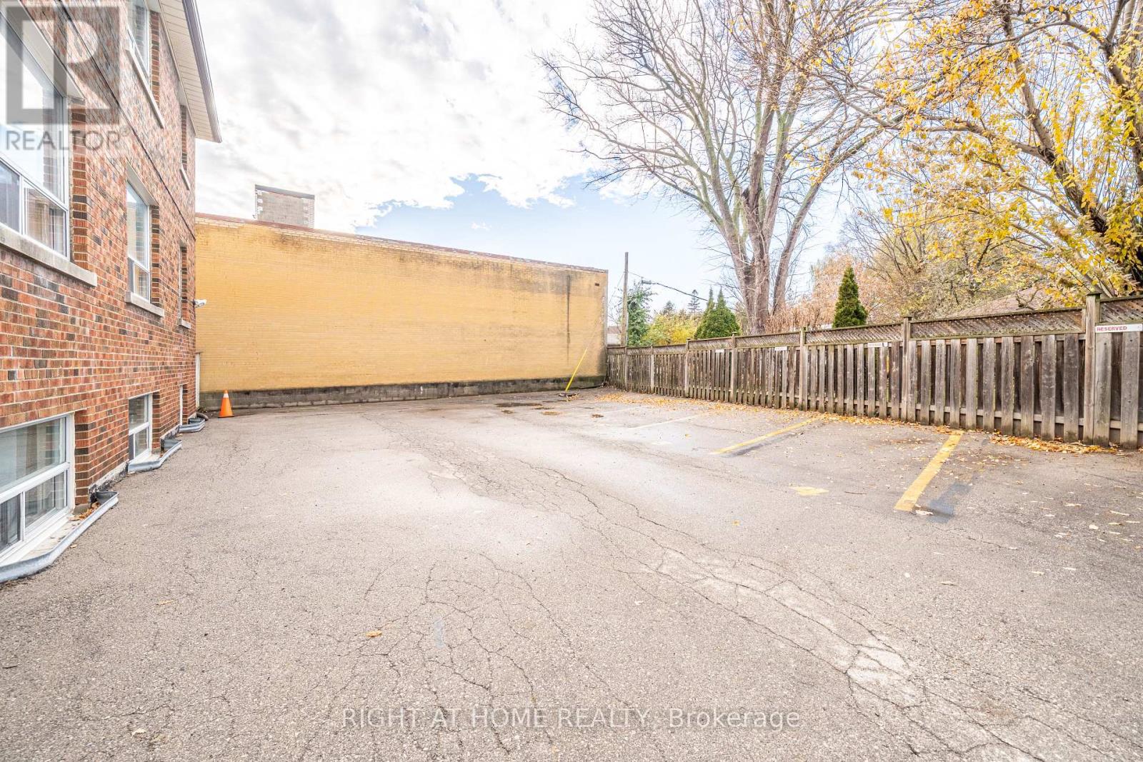 9 - 352 Lakeshore Road W, Mississauga, Ontario  L5H 1H3 - Photo 13 - W12588080