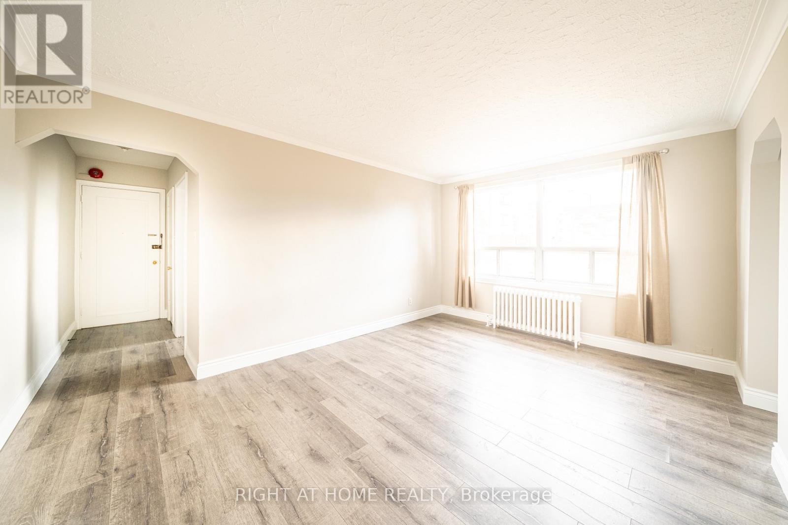 9 - 352 Lakeshore Road W, Mississauga, Ontario  L5H 1H3 - Photo 2 - W12588080