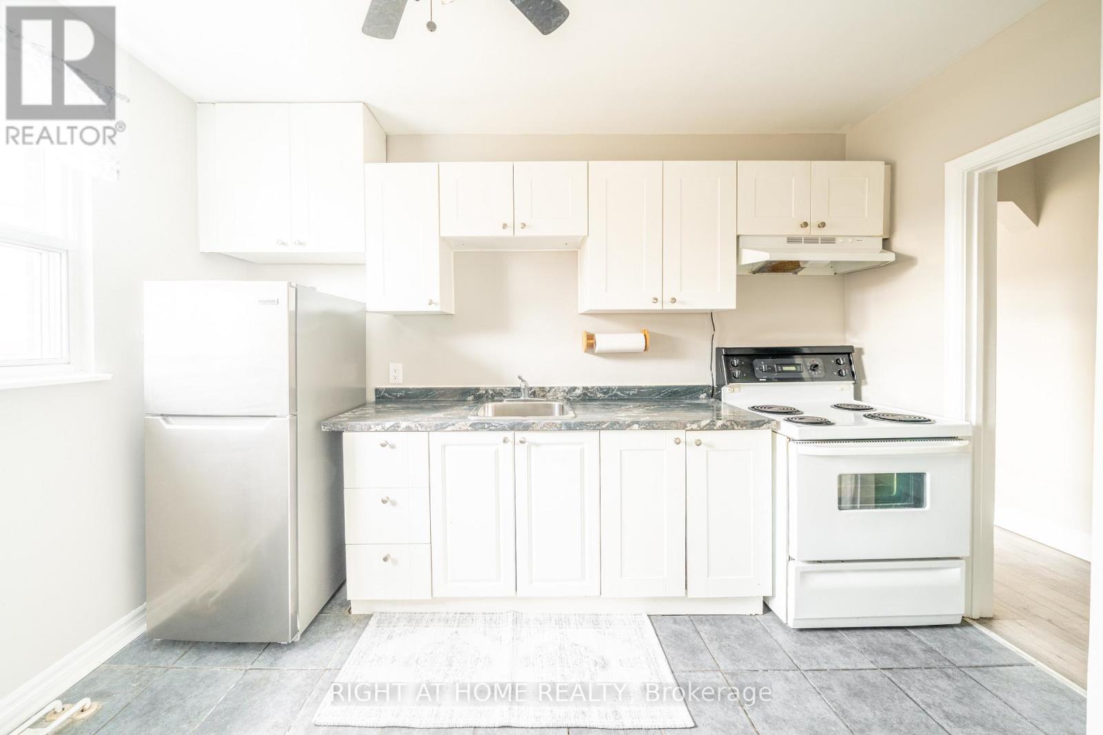 9 - 352 Lakeshore Road W, Mississauga, Ontario  L5H 1H3 - Photo 4 - W12588080