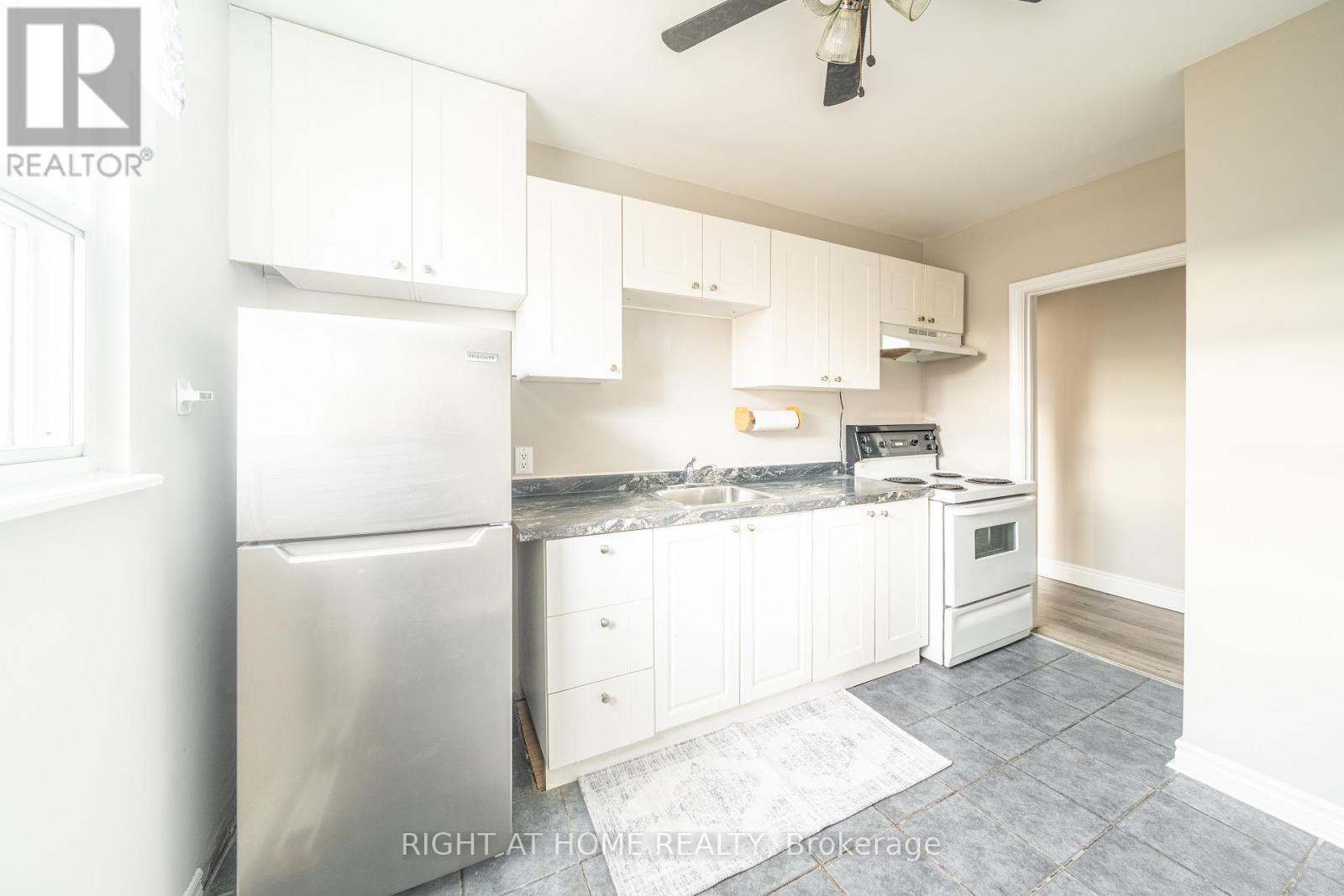 9 - 352 Lakeshore Road W, Mississauga, Ontario  L5H 1H3 - Photo 5 - W12588080