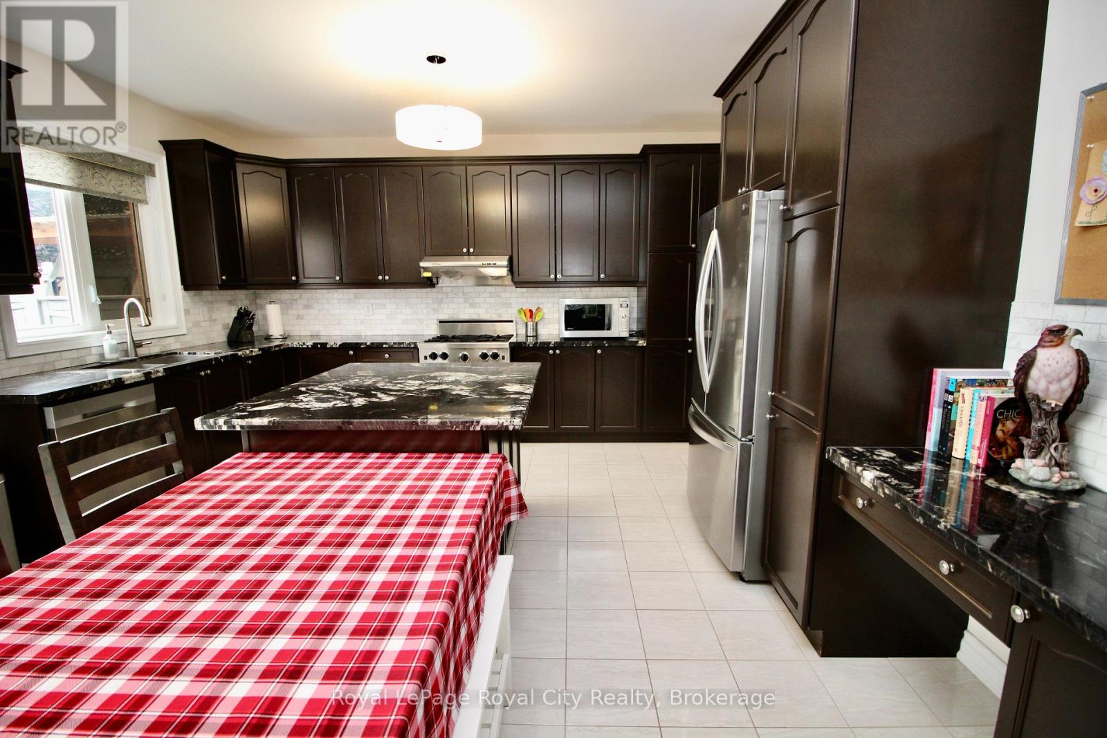 39 Dalmeny Drive, Brampton, Ontario  L6X 2Y4 - Photo 9 - W12588104