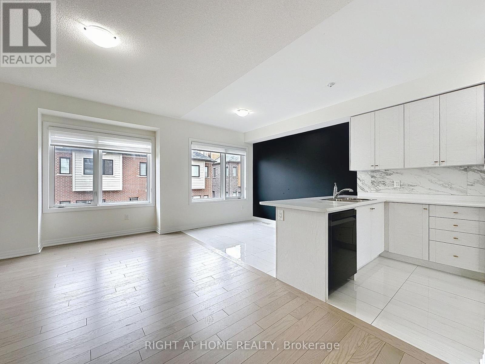 209 Vantage Loop, Newmarket, Ontario  L3X 0L4 - Photo 3 - N12588118