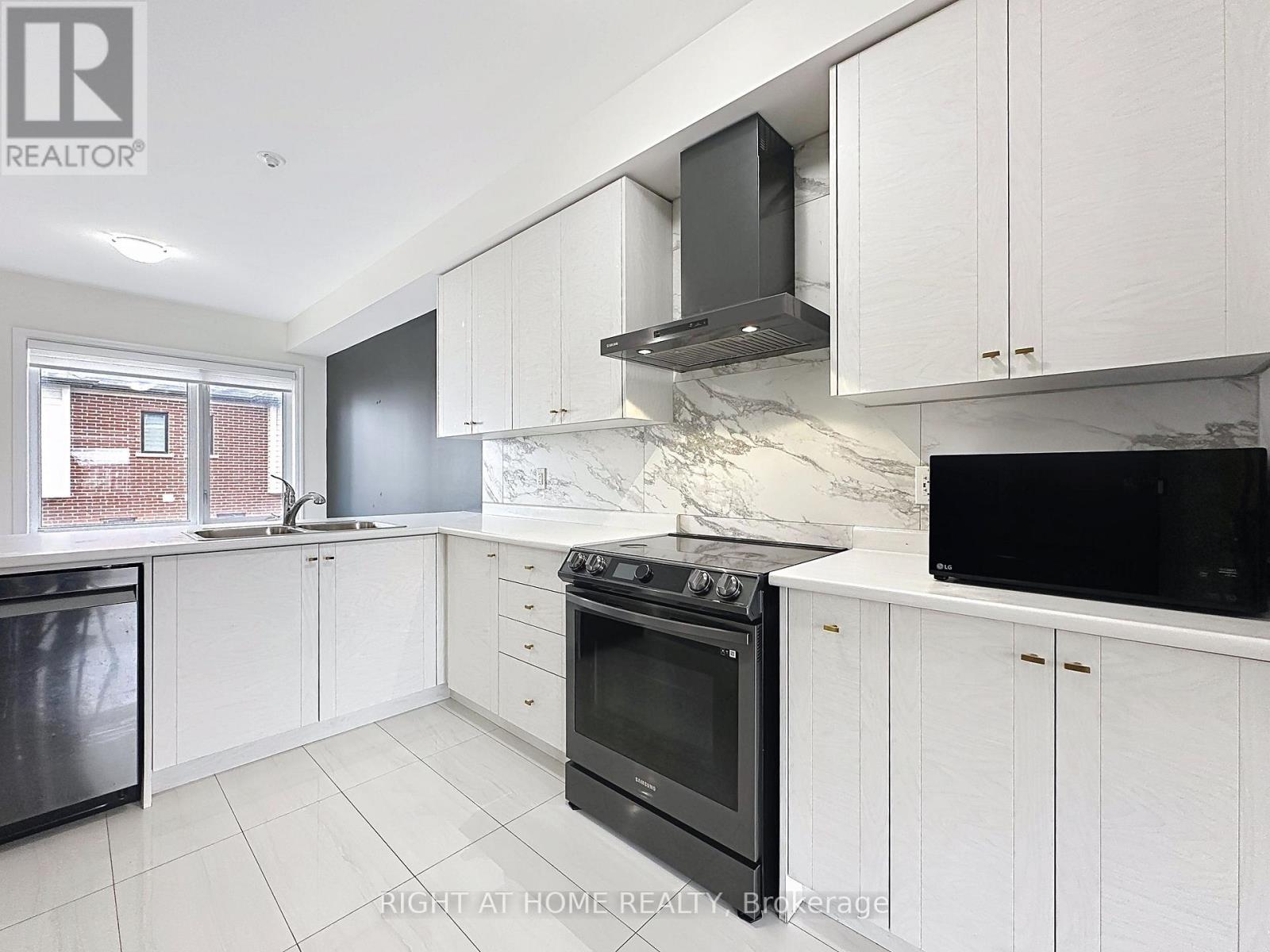 209 Vantage Loop, Newmarket, Ontario  L3X 0L4 - Photo 7 - N12588118