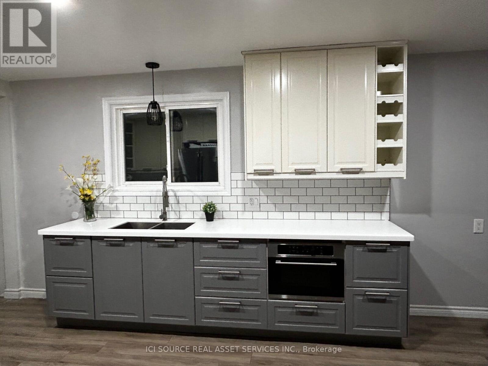 Upper - 6 Park Avenue, St. Catharines (Secord Woods), Ontario  L2P 1R1 - Photo 3 - X12588088