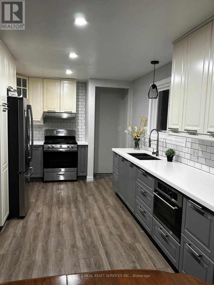 Upper - 6 Park Avenue, St. Catharines (Secord Woods), Ontario  L2P 1R1 - Photo 4 - X12588088