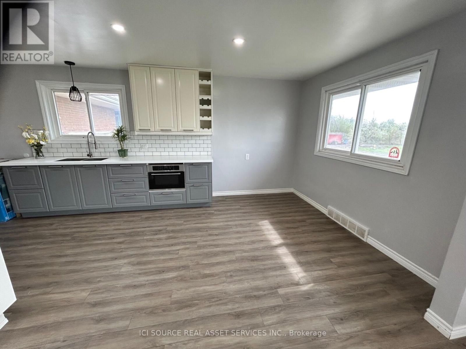 Upper - 6 Park Avenue, St. Catharines (Secord Woods), Ontario  L2P 1R1 - Photo 5 - X12588088