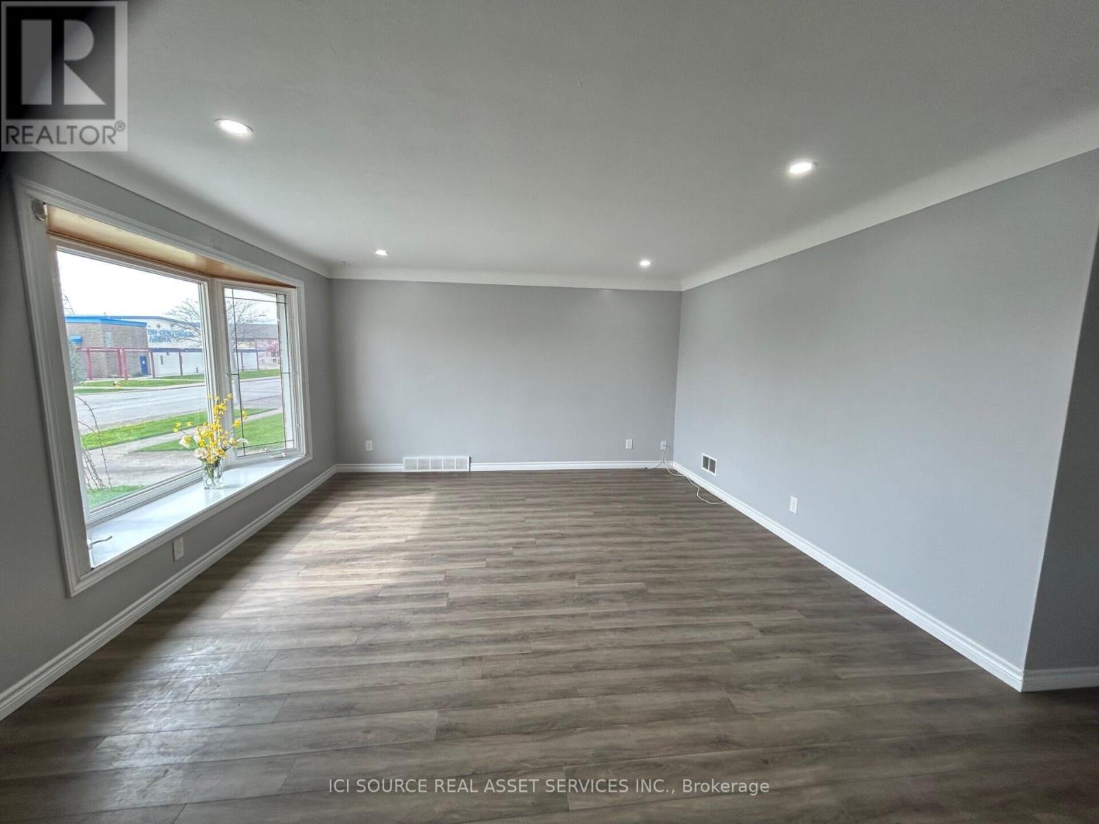 Upper - 6 Park Avenue, St. Catharines (Secord Woods), Ontario  L2P 1R1 - Photo 6 - X12588088