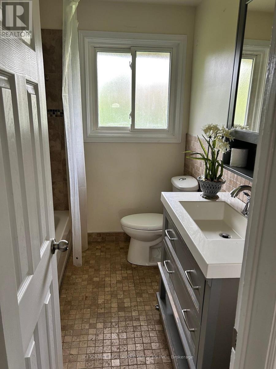 Upper - 6 Park Avenue, St. Catharines (Secord Woods), Ontario  L2P 1R1 - Photo 8 - X12588088