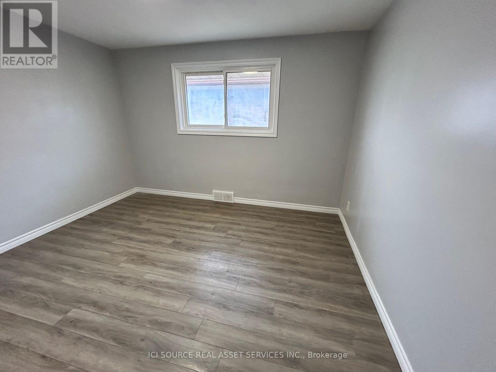 Upper - 6 Park Avenue, St. Catharines (Secord Woods), Ontario  L2P 1R1 - Photo 9 - X12588088