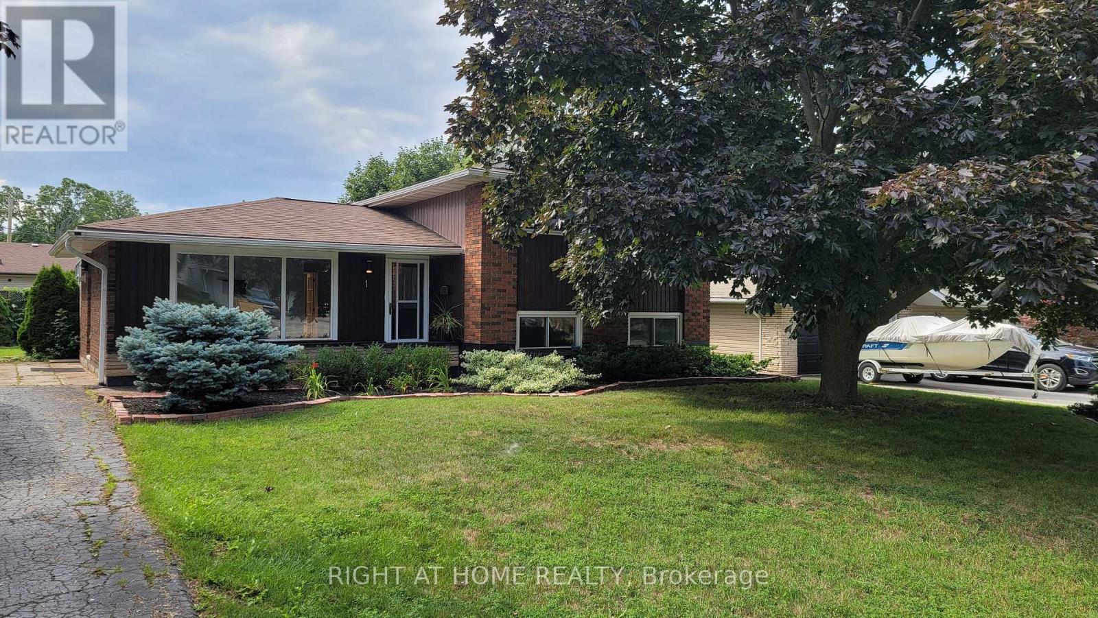 1 Bendamere Drive, Grimsby, Ontario  L3M 2N2 - Photo 3 - X12588136