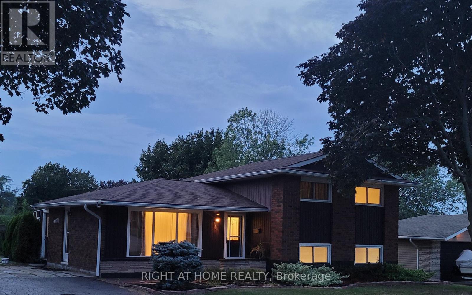 1 Bendamere Drive, Grimsby, Ontario  L3M 2N2 - Photo 4 - X12588136