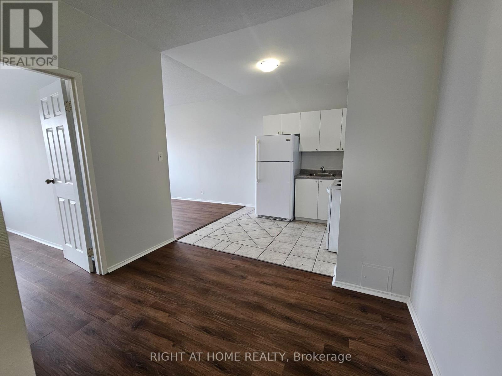 302 - 1801 Eglinton Avenue W, Toronto, Ontario M6E 2H7 - Photo 7 - C12588166