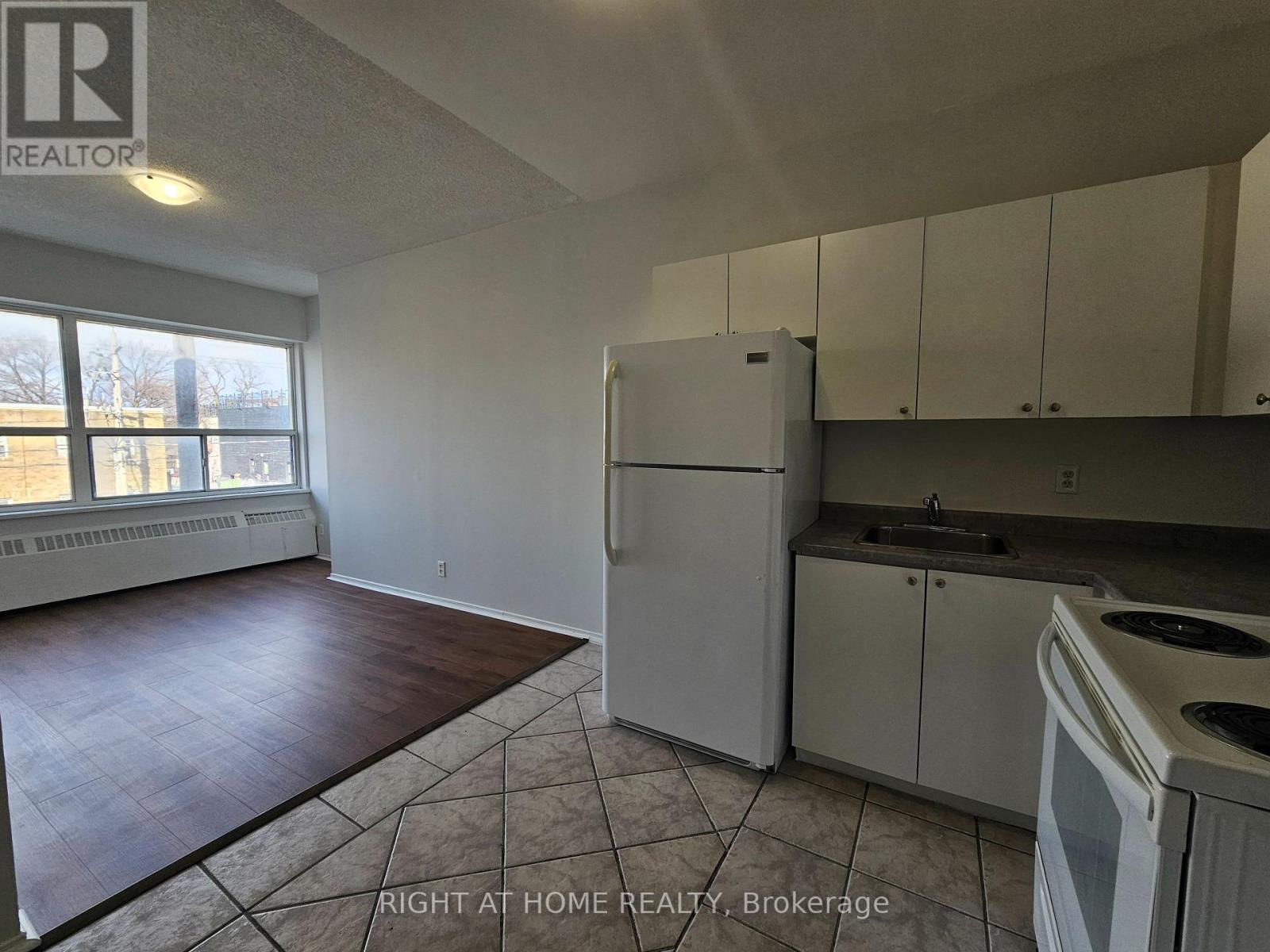 302 - 1801 Eglinton Avenue W, Toronto, Ontario M6E 2H7 - Photo 8 - C12588166