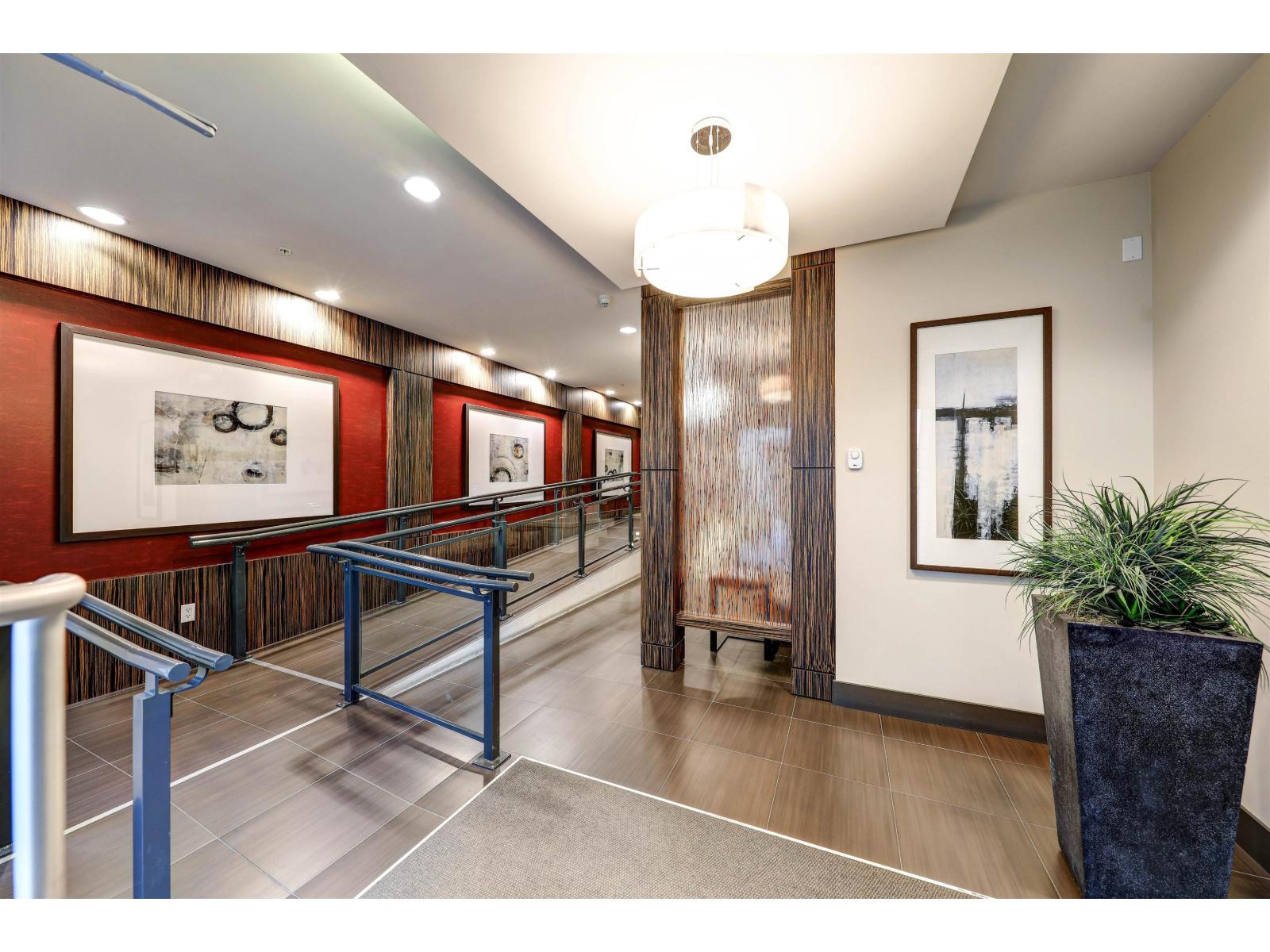 205 2940 King George Boulevard, Surrey, British Columbia  V3Z 0M8 - Photo 2 - R3048264