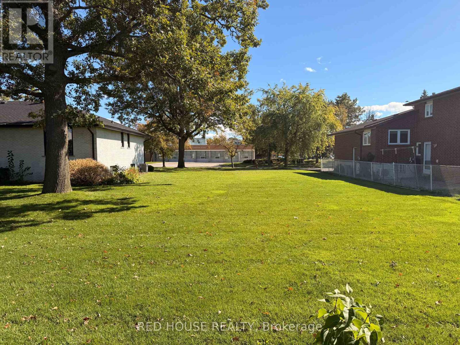 1239 Melton Drive, Mississauga, Ontario  L4Y 1L5 - Photo 3 - W12454254