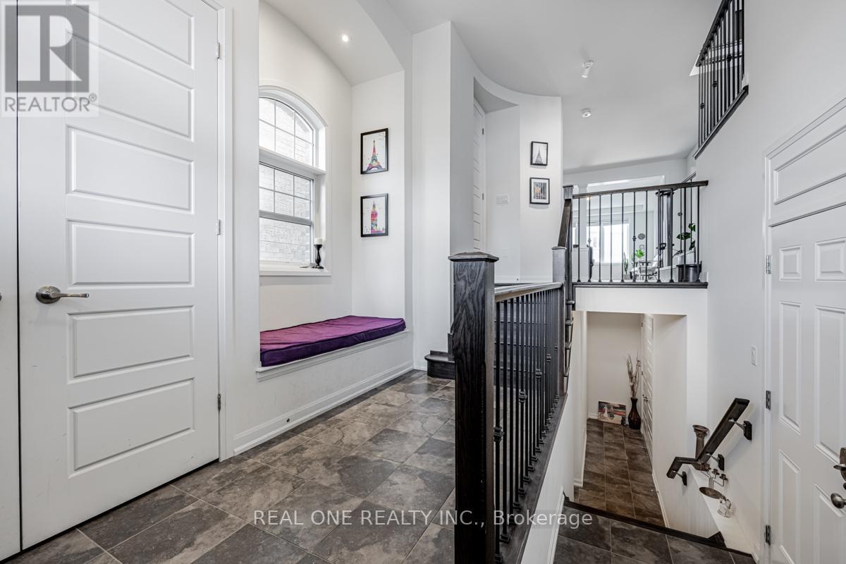 Upper - 3158 Carding Mill Trail, Oakville, Ontario L6M 0Z5 - Photo 3 - W12588244