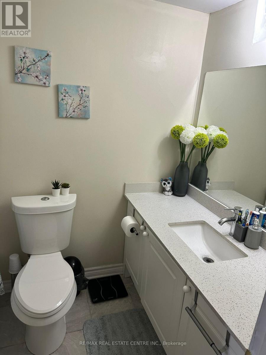 86 Earnscliffe Circle, Brampton, Ontario L6T 2B2 - Photo 13 - W12588258