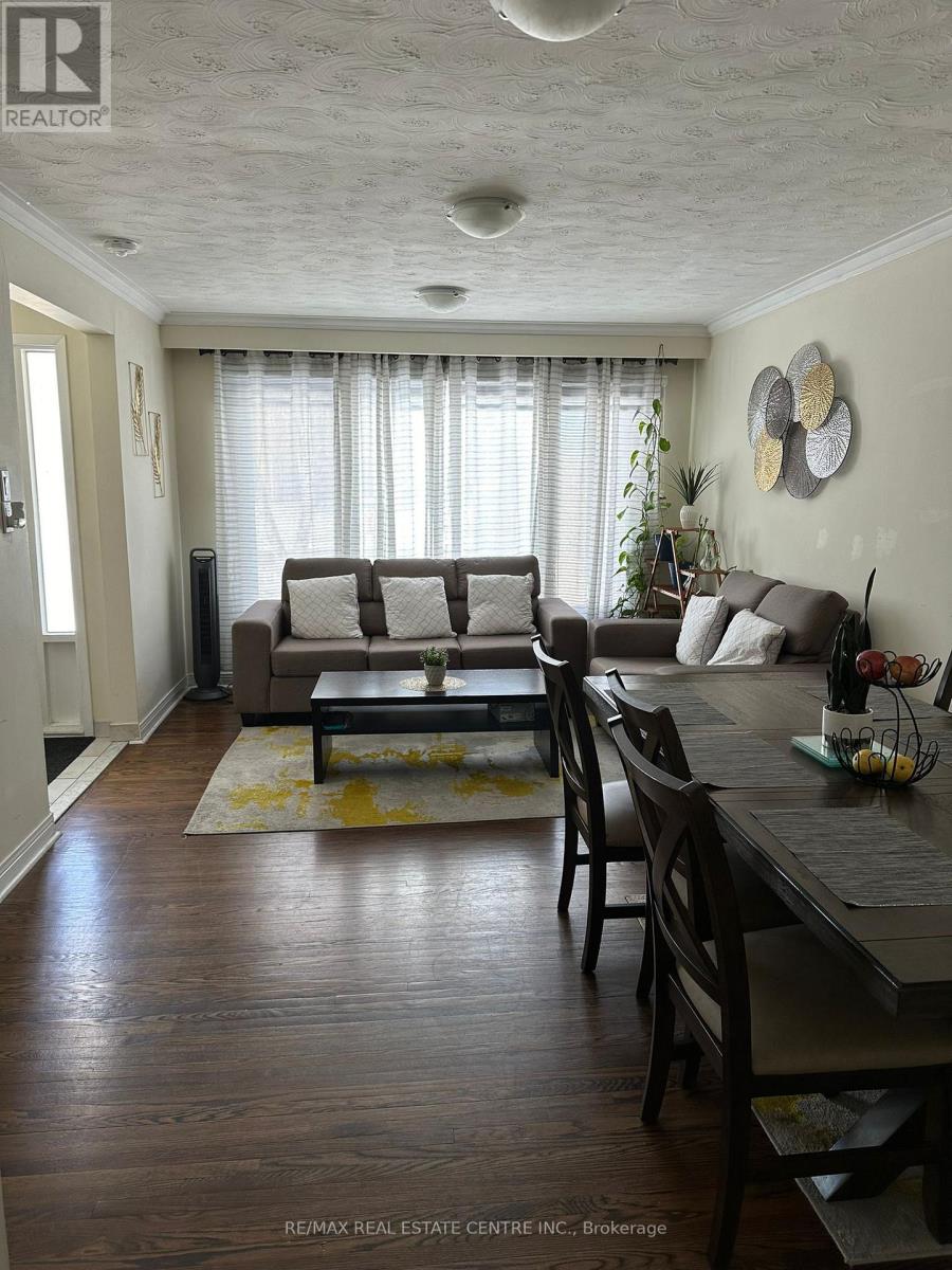 86 Earnscliffe Circle, Brampton, Ontario L6T 2B2 - Photo 5 - W12588258