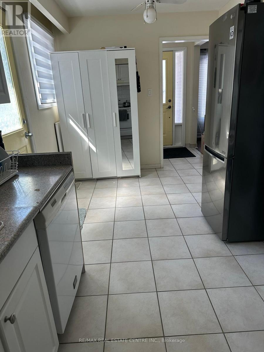 86 Earnscliffe Circle, Brampton, Ontario L6T 2B2 - Photo 7 - W12588258