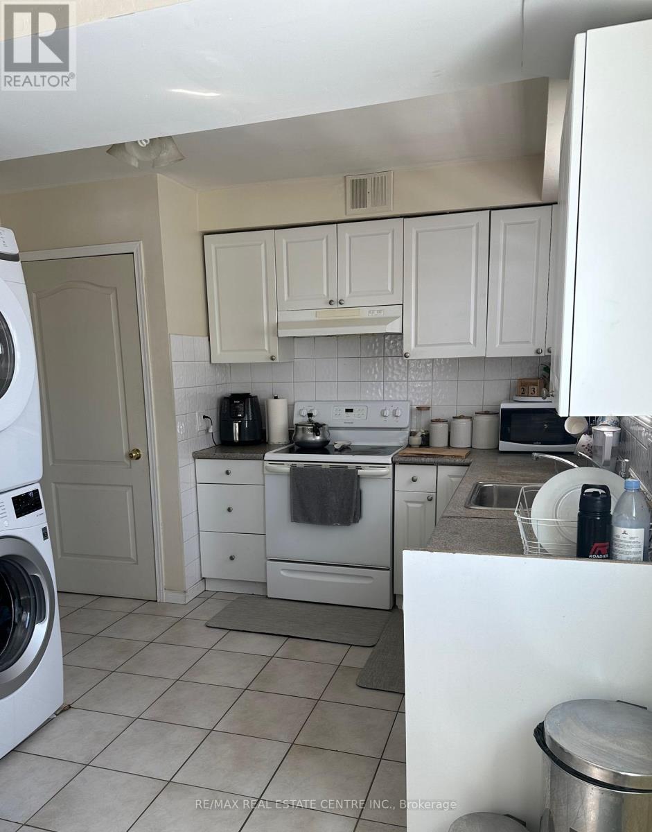 86 Earnscliffe Circle, Brampton, Ontario L6T 2B2 - Photo 8 - W12588258