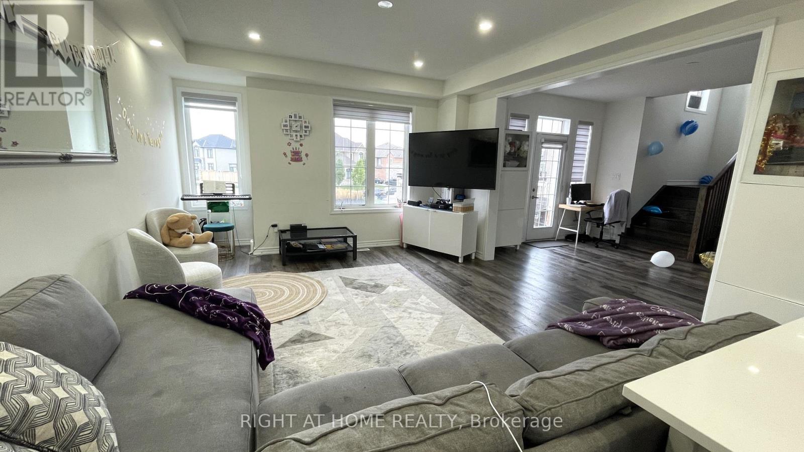 21 - 1222 Rose Way, Milton, Ontario  L9E 1P2 - Photo 5 - W12588270