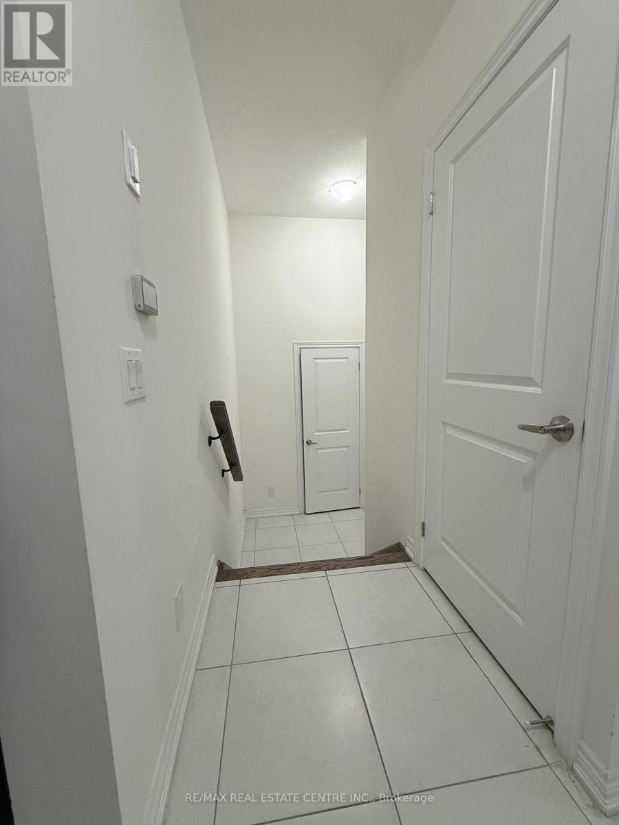 151 Broadacre Drive, Kitchener, Ontario  N2R 0S5 - Photo 4 - X12543836