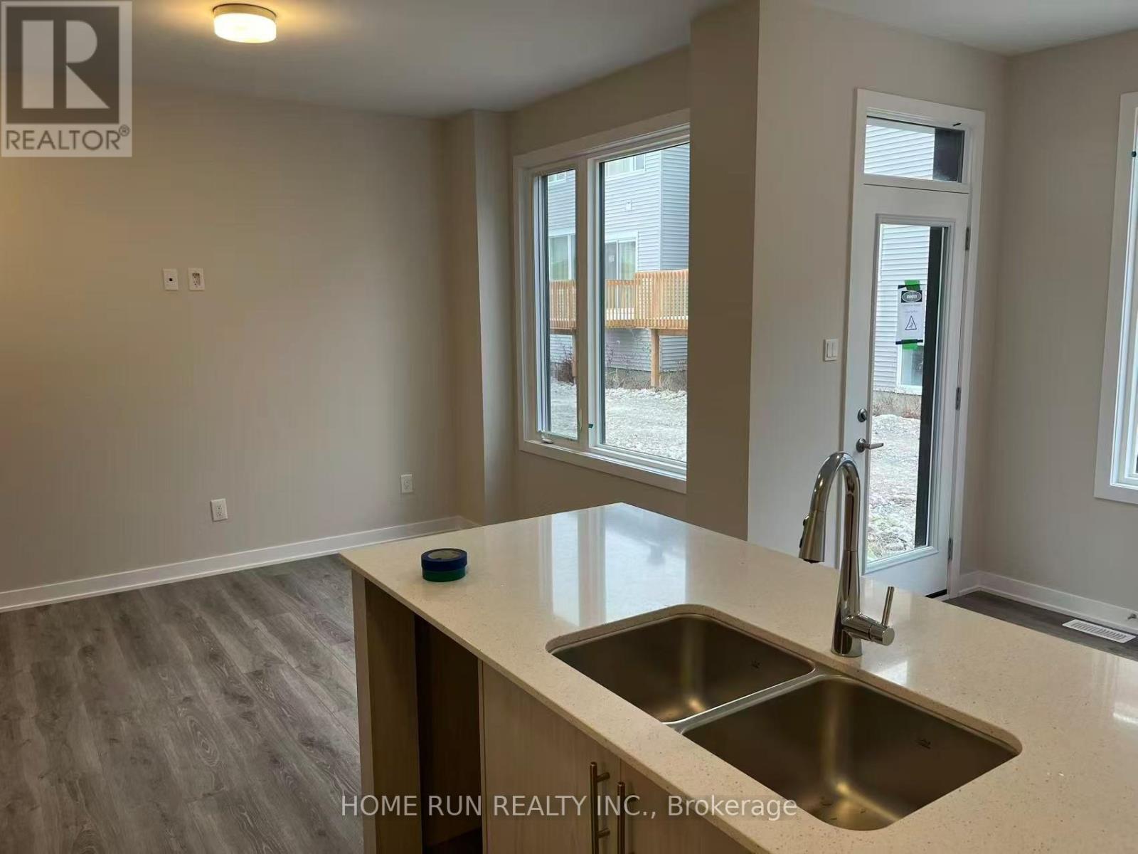 379 Les Emmerson Drive, Ottawa, Ontario K2J 7L7 - Photo 4 - X12588294